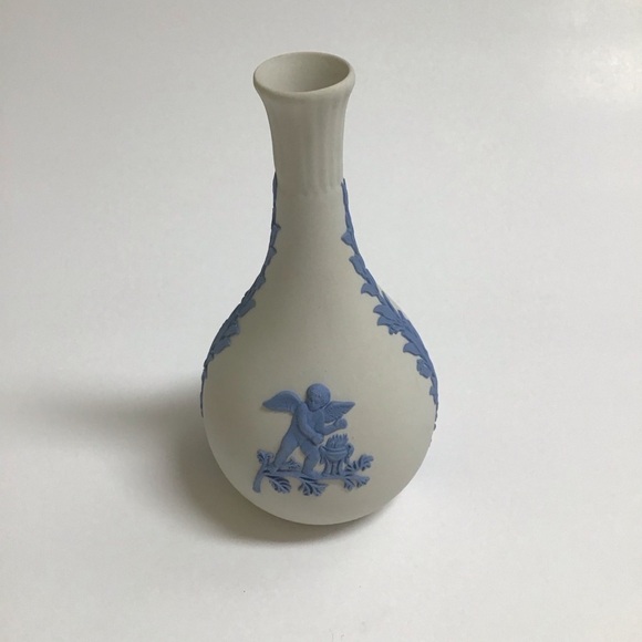 Wedgwood Jasperware Bud Vase Reverse Blue on Cream Cherub 5 1/2” Tall England - Picture 13 of 14